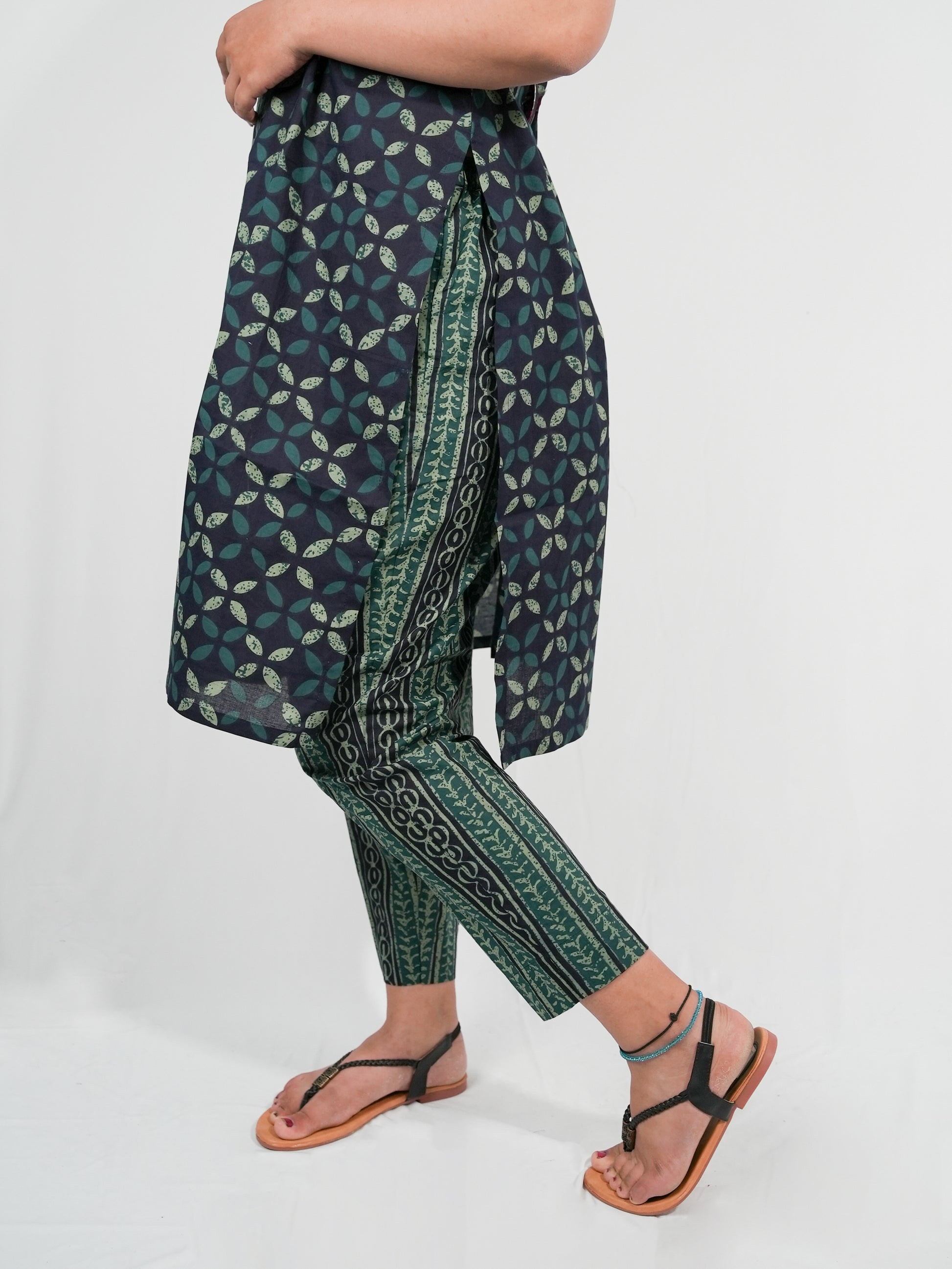Dark colour floral printed pant with pocket