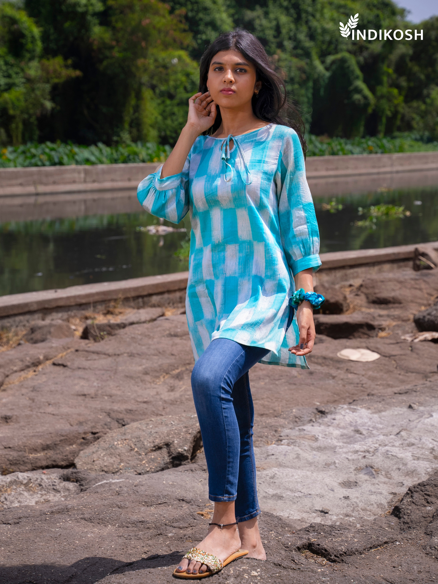 Balloon sleeves short top mid thigh