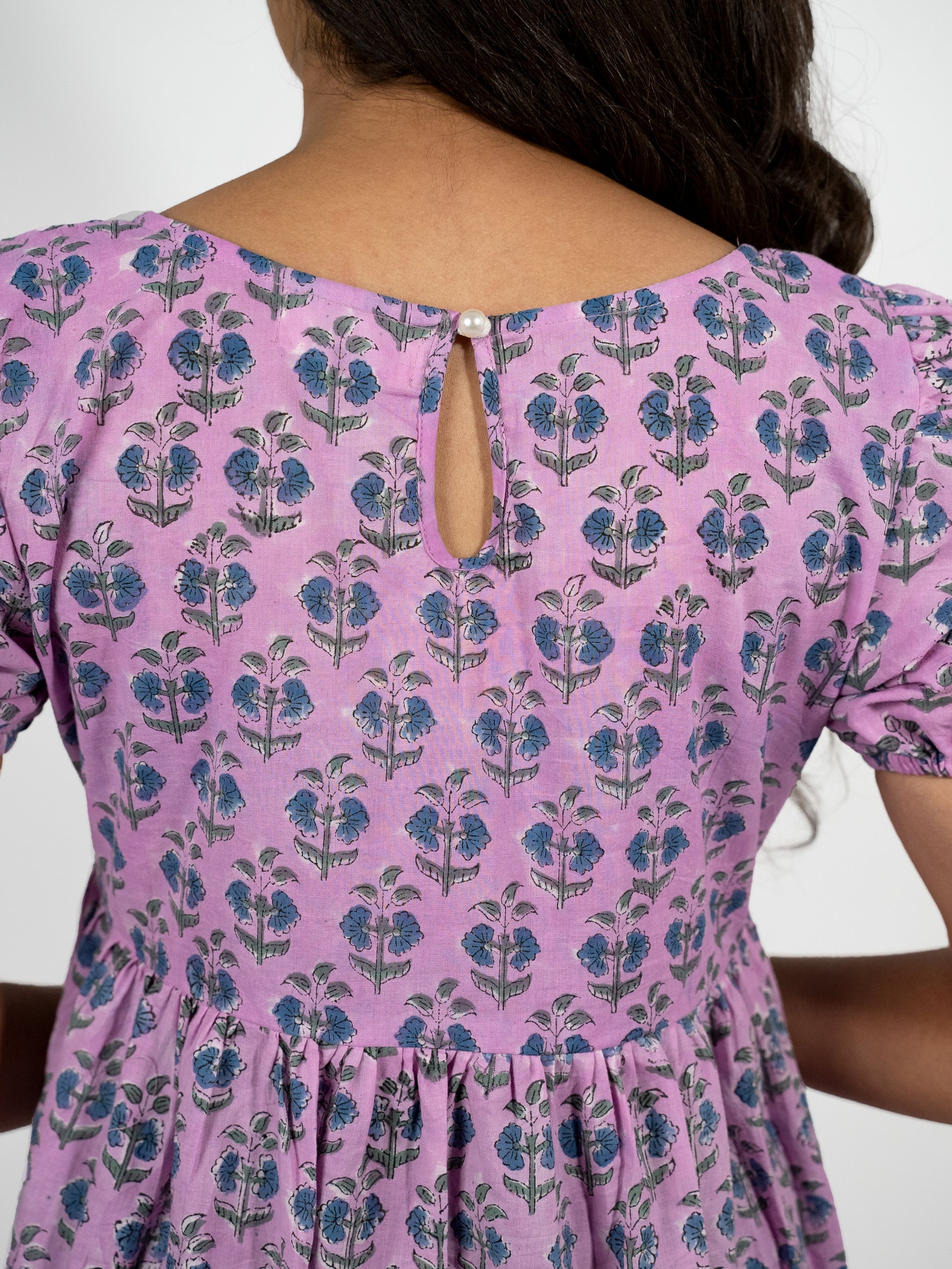 gathered kneelength purple dress with puffed sleeves back button